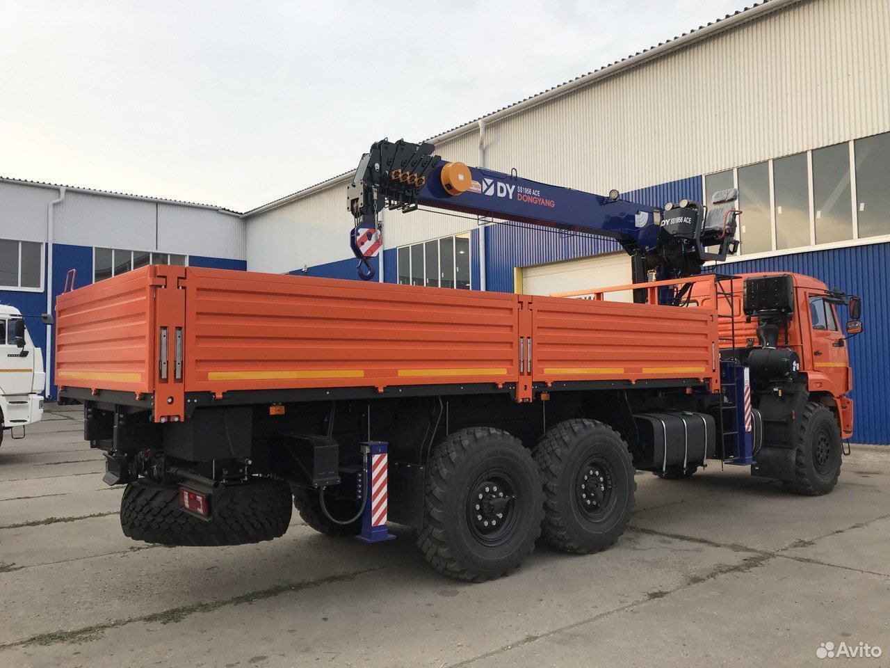 Бортовой автомобиль КАМАЗ 43118 с КМУ DongYang SS1956